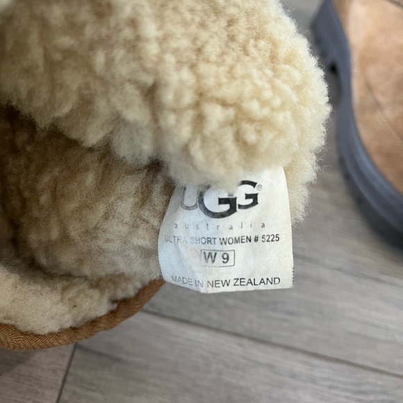 UGG • chestnut brown short boot size 9 - Picture 6 of 7